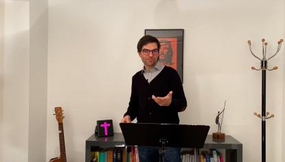 Stefan Comes predigt in seinem neuen Büro